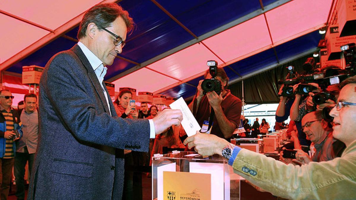 Artur Mas se dispone a votar en el referendo del Camp Nou