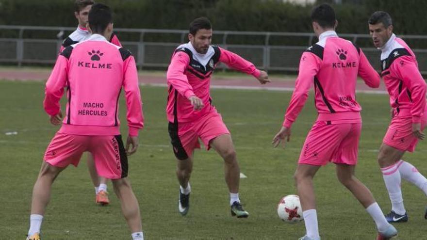 David Torres busca el balón en un rondo, durante un entrenamiento en el campo de atletismo.