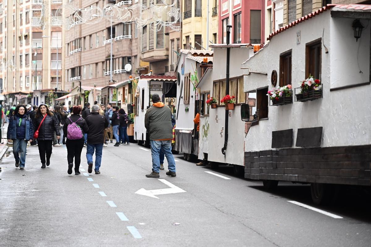 Las collas lucen sus carros engalanados por toda Castelló