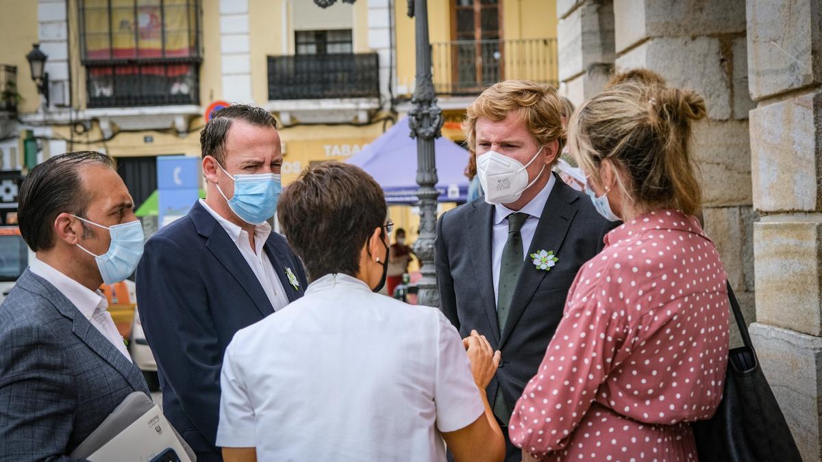 Gragera rodeado de concejales del PP.