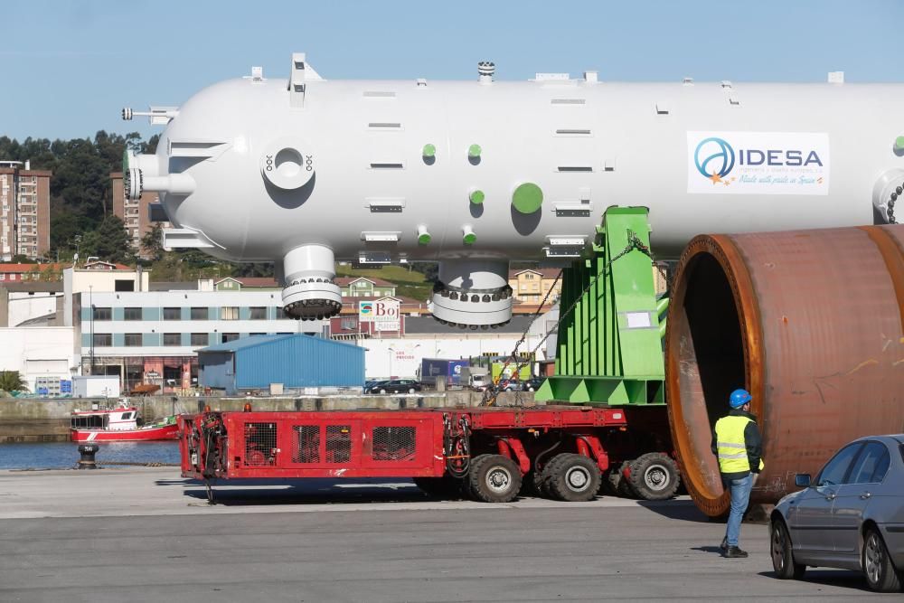 El operativo de carga de la pieza en el muelle de Valliniello.