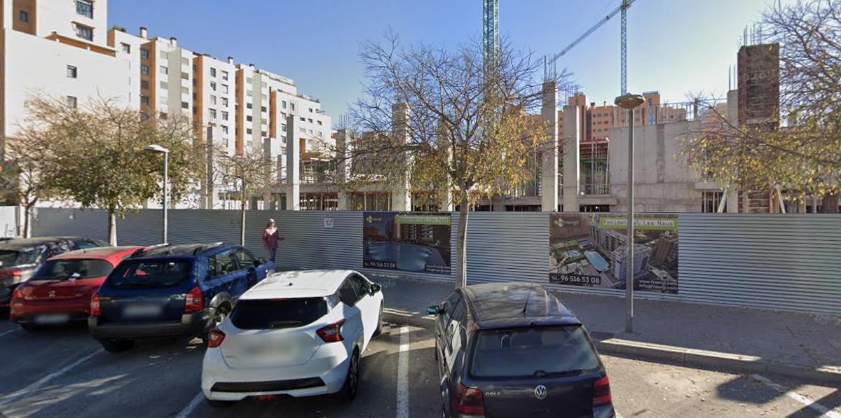 Cartel informativo de la obras en la valla perimetral, durante la construcción de Les Naus