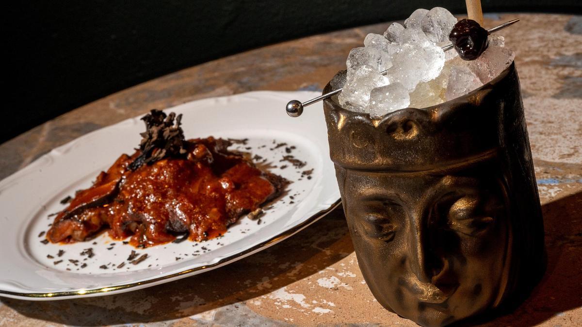 El cóctel Moreneta, elaborado con ratafía, mezcal, ron añejo y licor de avellana de Reus, con el plato de fricandó del restaurante Bornès.