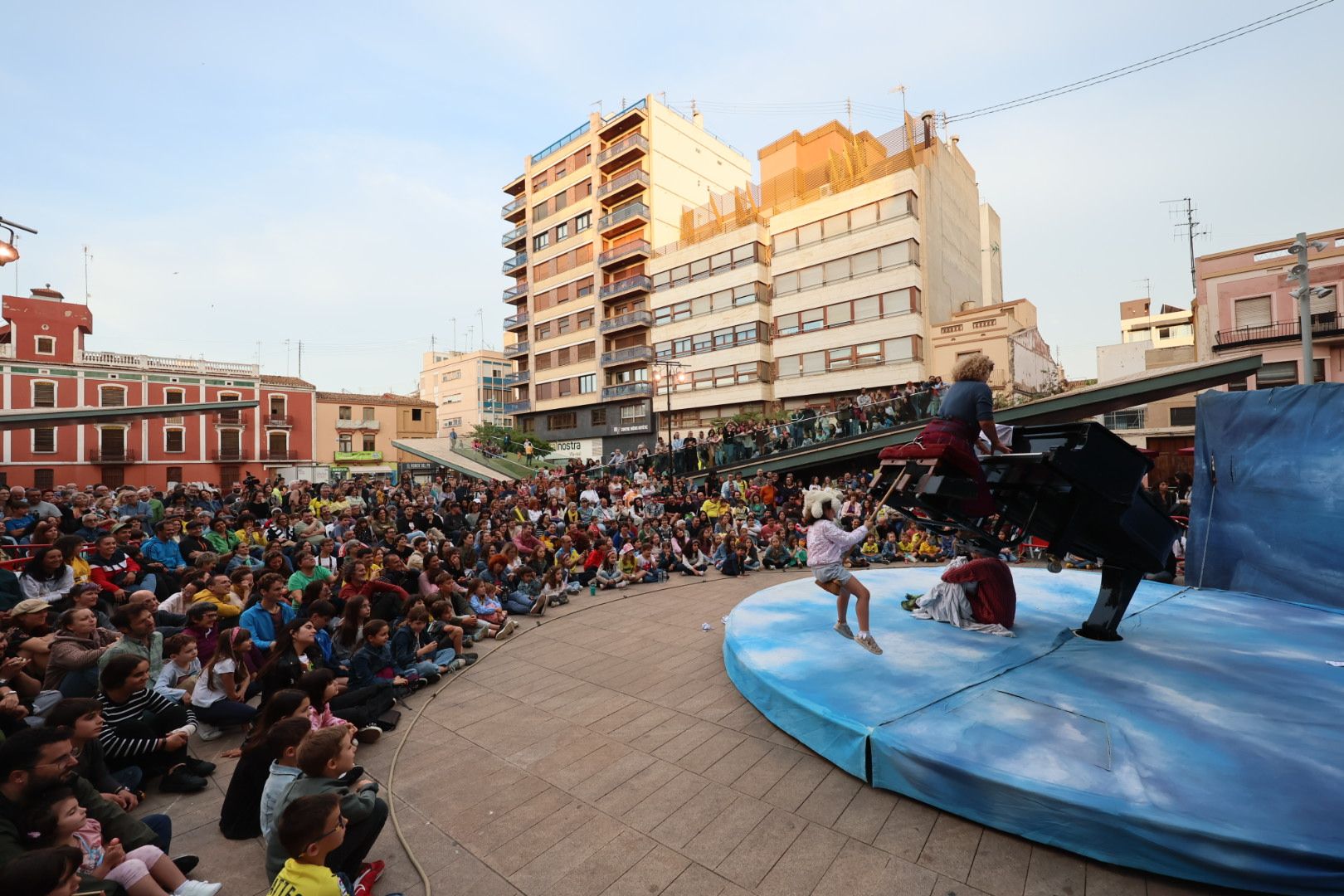 El Festival de Teatre de Carrer sigue llenando calles y plazas de Vila-real