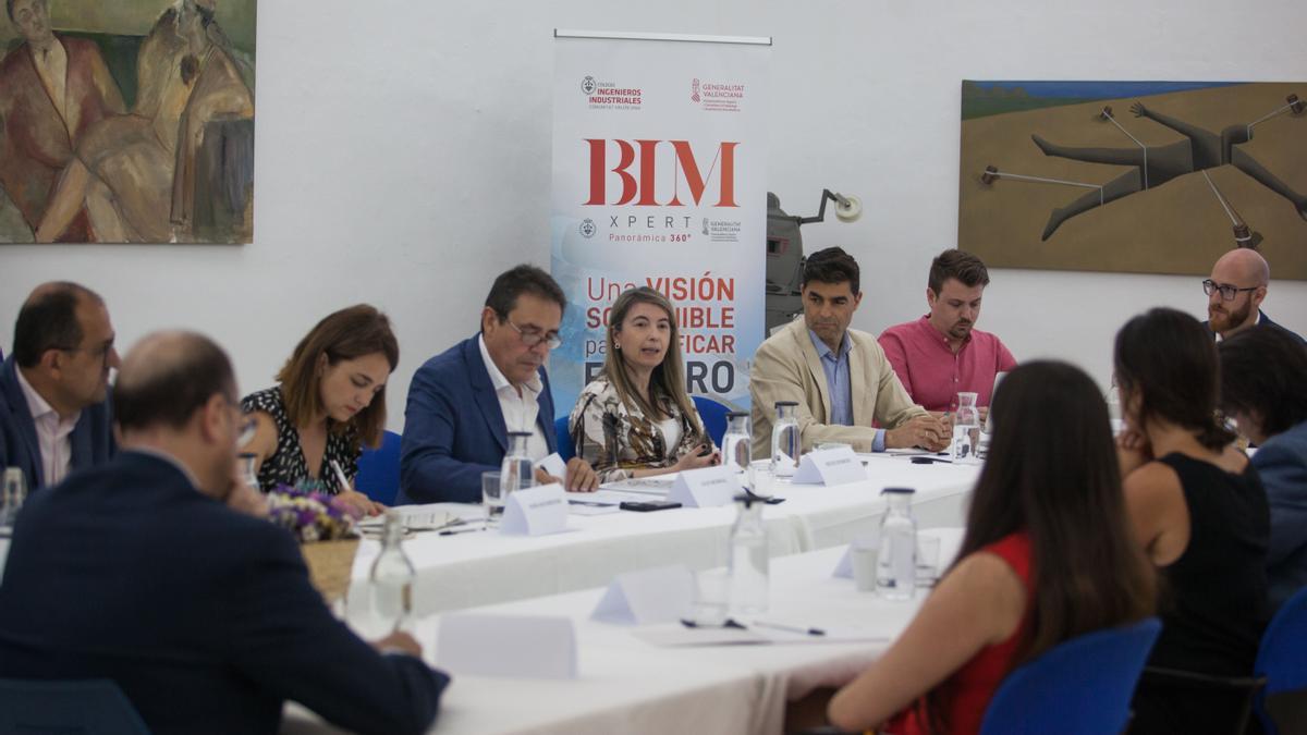Los participantes debatieron alrededor de una mesa sobre las ventajas de BIM.