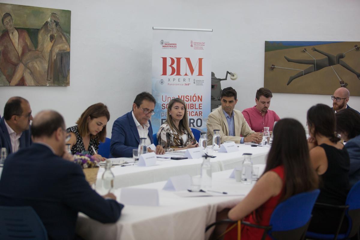 Los participantes debatieron alrededor de una mesa sobre las ventajas de BIM.