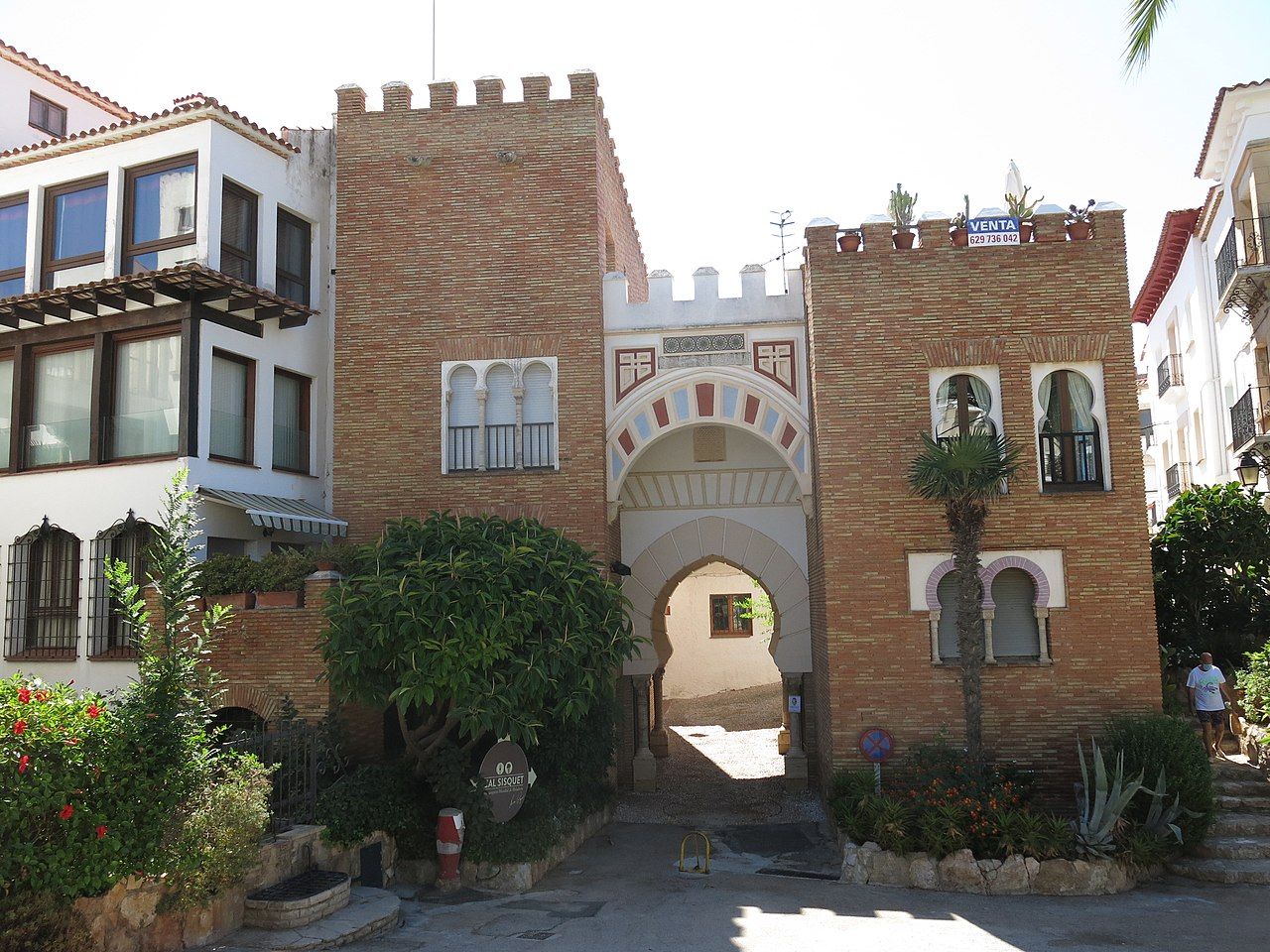 El Roc de Sant Gaietà (Roda de Berà) destaca por su amalgama de estilos arquitectónicos.