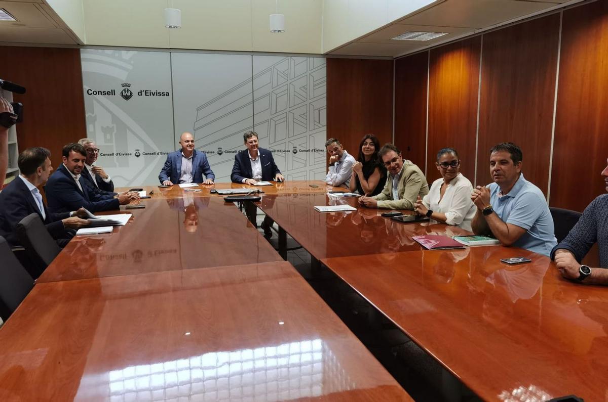 Un instante de la reunión entre representantes del Govern y del Consell de Eivissa. | CIE