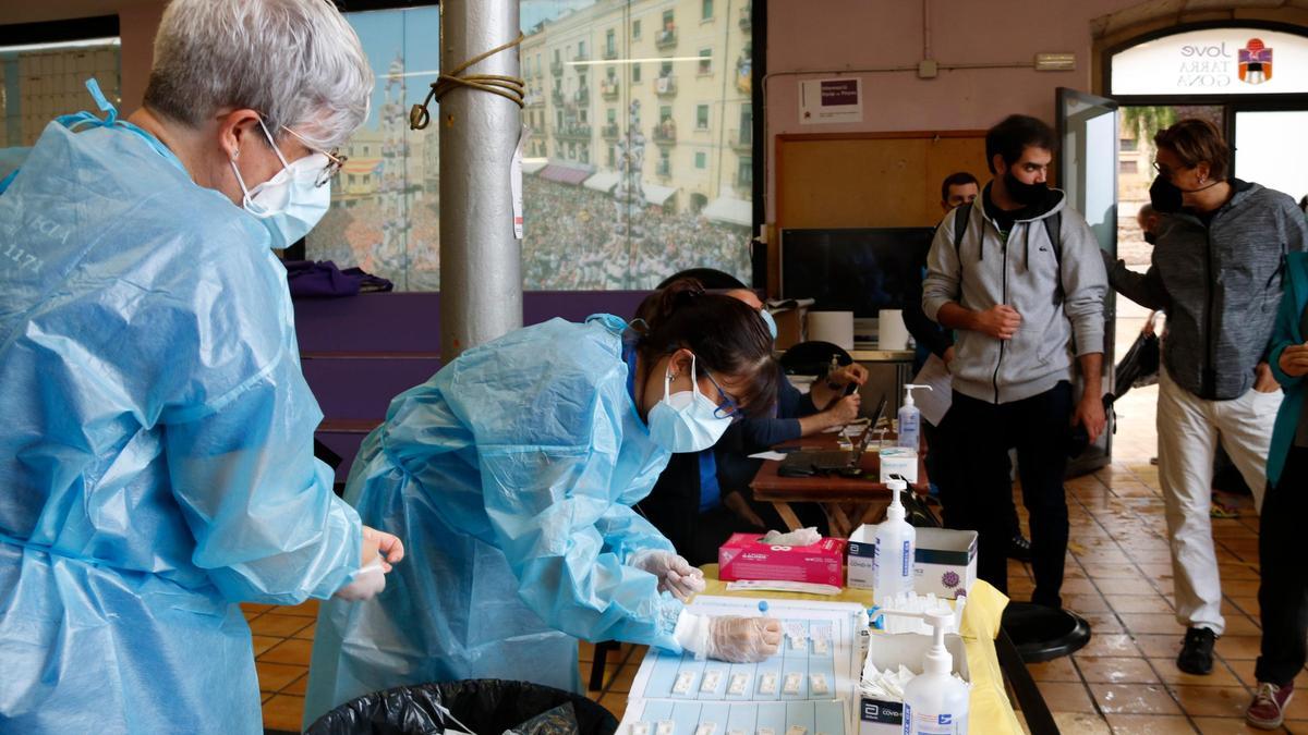 Cua per la realització de testos d&#039;antígens abans de la diada de Santa Tecla