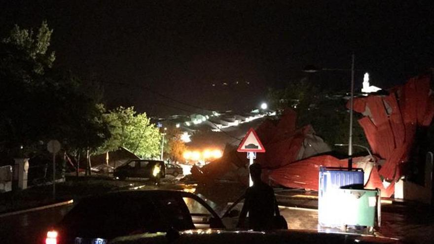 Una tormenta causa cortes de luz y destrozos en el polideportivo de Fuente Obejuna