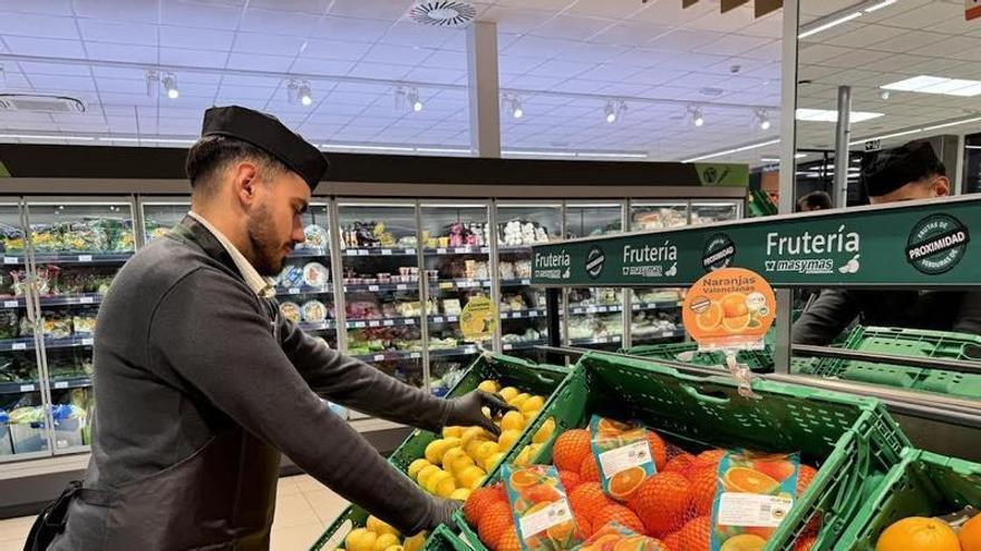 La Junta formaliza los contratos para el servicio de tarjetas monedero que en Córdoba gestionará Luis Piña SL