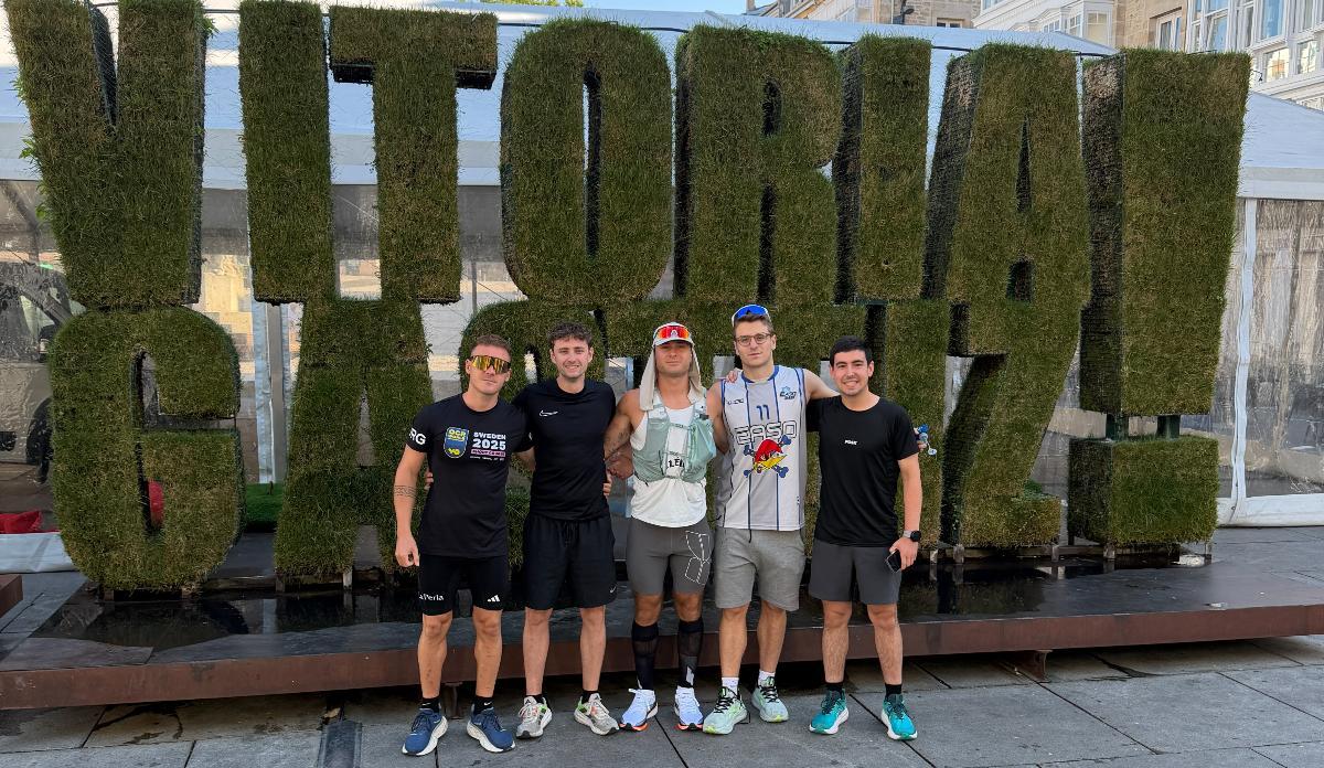 Álex (centro) junto a varios amigos a su paso por Vitoria Gastéiz.