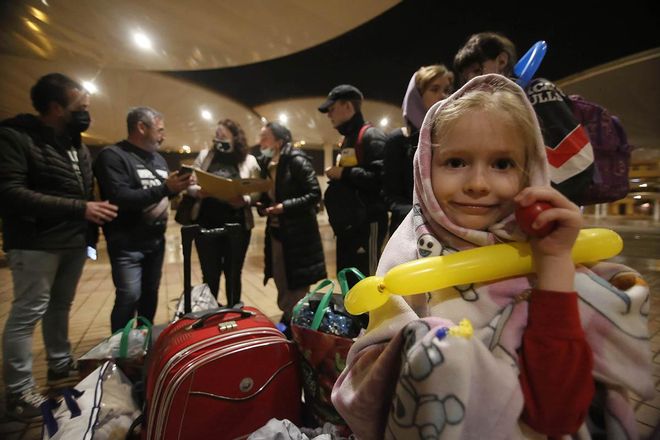Alicia, a la derecha, con parte de los 14 refugiados que recibirán en su casa.
