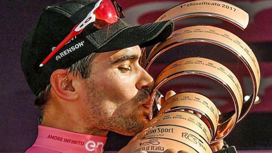 Tom Dumoulin besa el trofeo del Giro