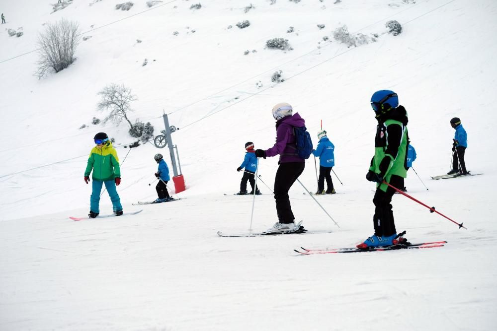 Multitud de esquiadores en Pajares en el domingo tras el temporal de nieve.