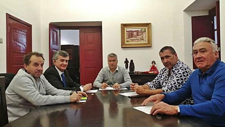 Directiva de la Asociación de Empresarios de Sayago con Artur Nunes, que preside la reunión en Miranda.