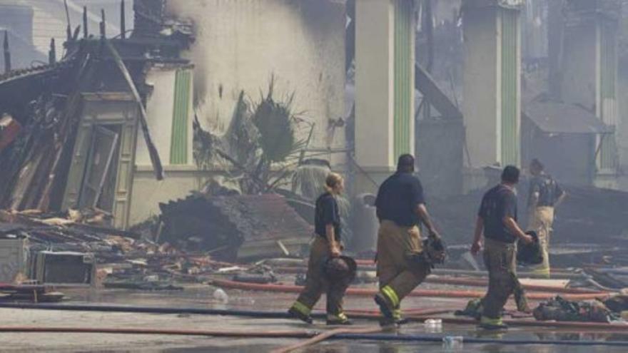 Mueren cuatro bomberos en el incendio de un hotel en Houston