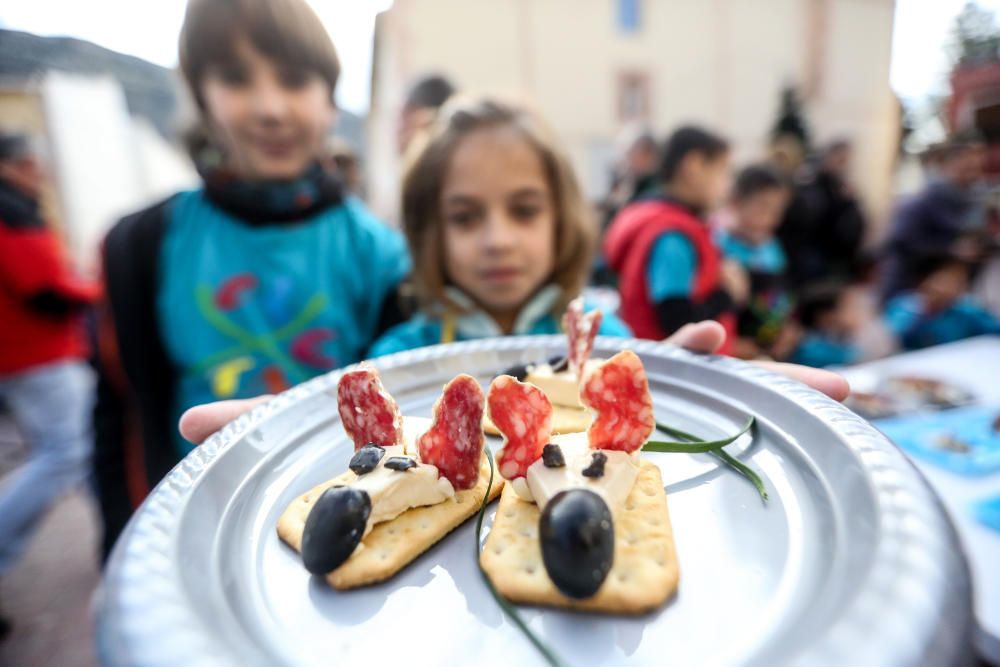 Más de 200 escolares de cuatro municipios de la Marina Baixa compiten en un concurso culinario para inaugurar la Feria Gastronómica local