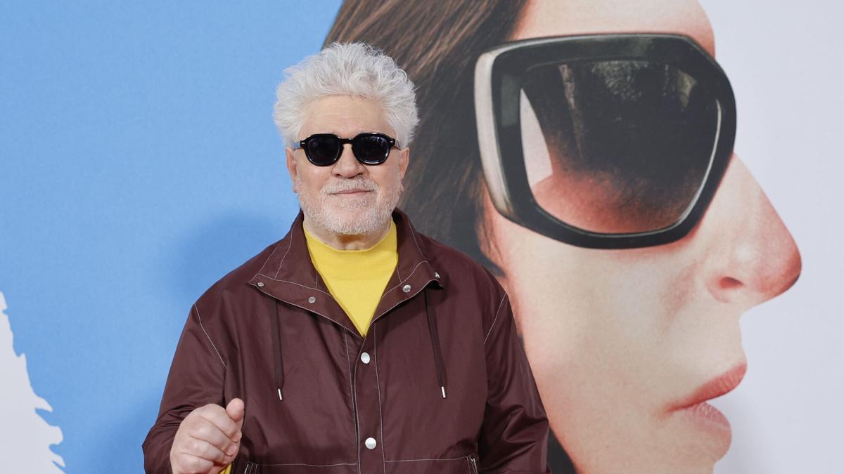 Lea un adelanto de 'El hombre que solo escribía en los aviones,' la primera novela de Pedro Almodóvar