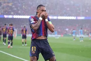 Raphinha canaliza la rabia del Balón de Oro con otro doblete