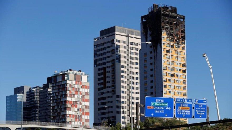 Un gran incendio devora la parte superior de un edificio en Madrid