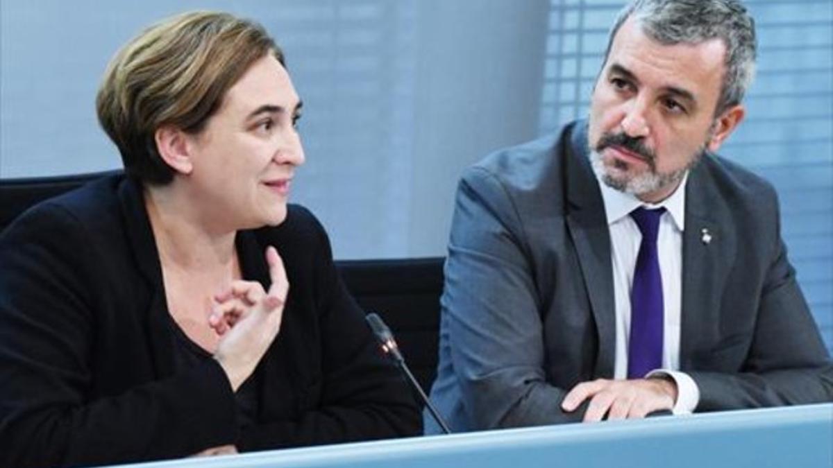 Ada Colau y Jaume Collboni anuncian su acuerdo, ayer, en el Ayuntamiento de Barcelona.