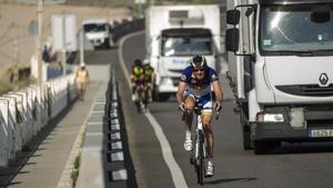 Un ciclista en una carretera