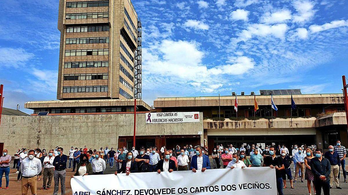 Cargos municipales del PP en Galicia durante la protesta ayer en Vigo.