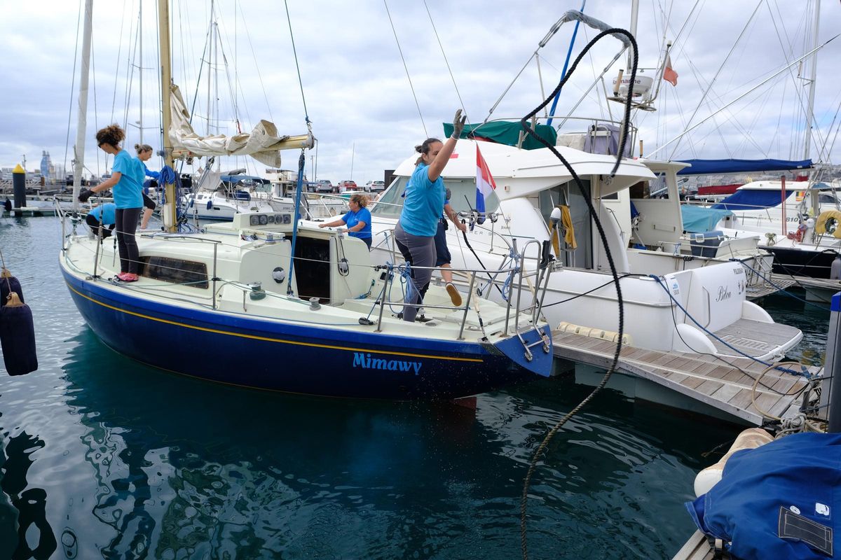 Los tripulantes de Mimawy se preparan para poner rumbo a la casilla de salida de la regata