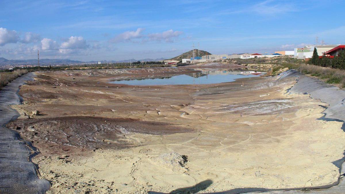 Balsas con residuos peligrosos en las antiguas instalaciones de Zinsa en Cartagena