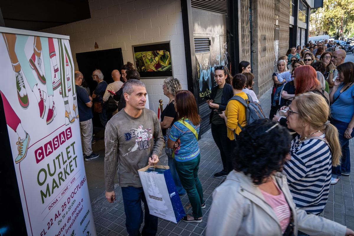 Ambiente en el outlet efímero de la cadena de zapaterías Casas, que ofrece descuentos en marcas como Converse, Aro o Camper, en Barcelona, el 22 de octubre de 2025.