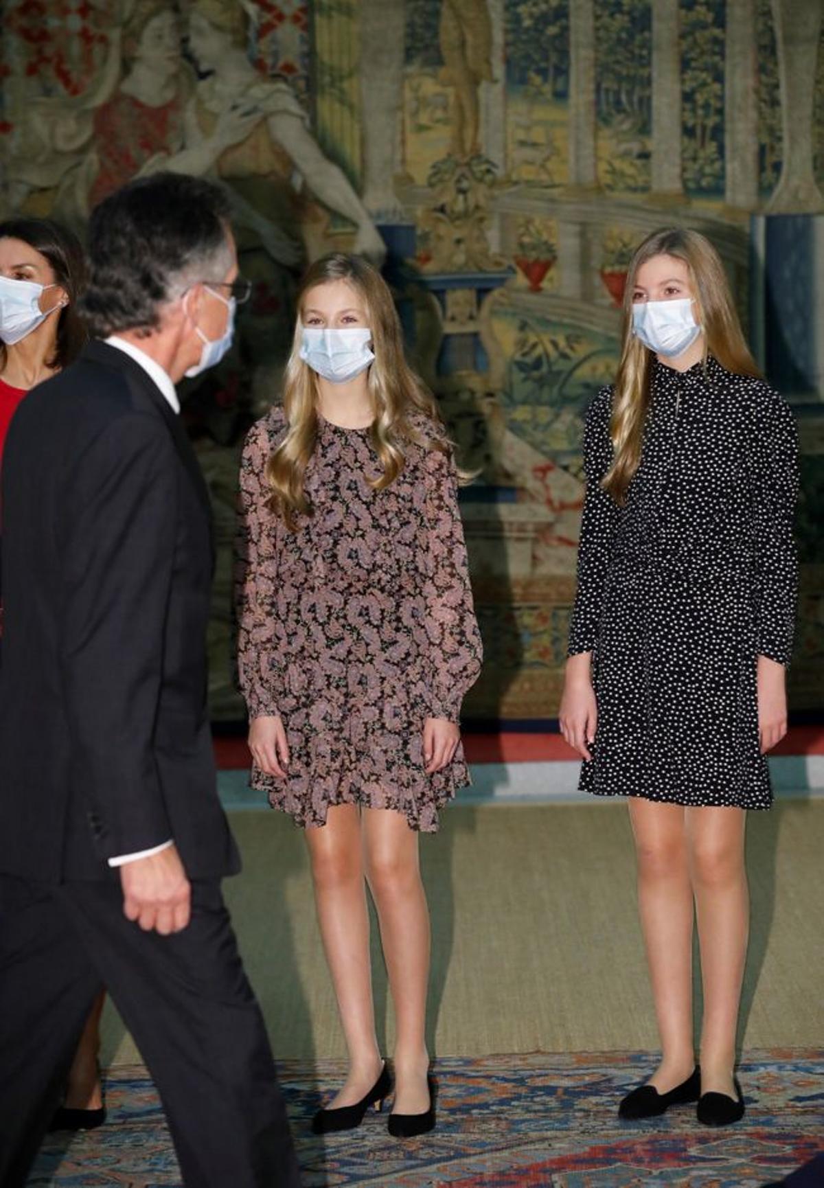 La princesa Leonor junto con la infanta Sofía en el acto de reunión con el patronato de la Fundación Princesa de Girona