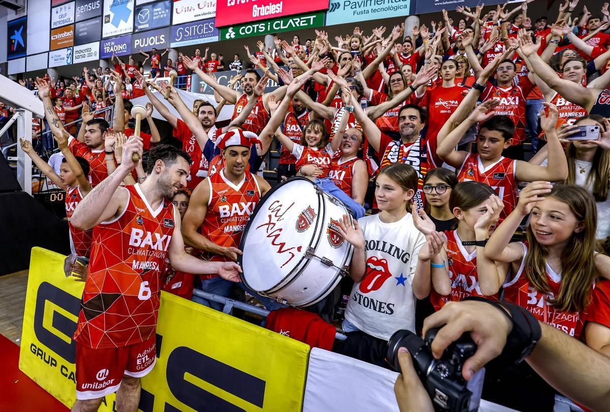 Bassas celebra con su afición el triunfo del Manresa ante el Joventut.