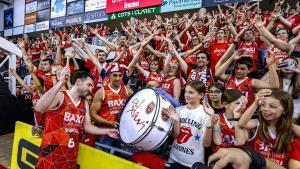 Bassas celebra con su afición el triunfo del Manresa ante el Joventut.