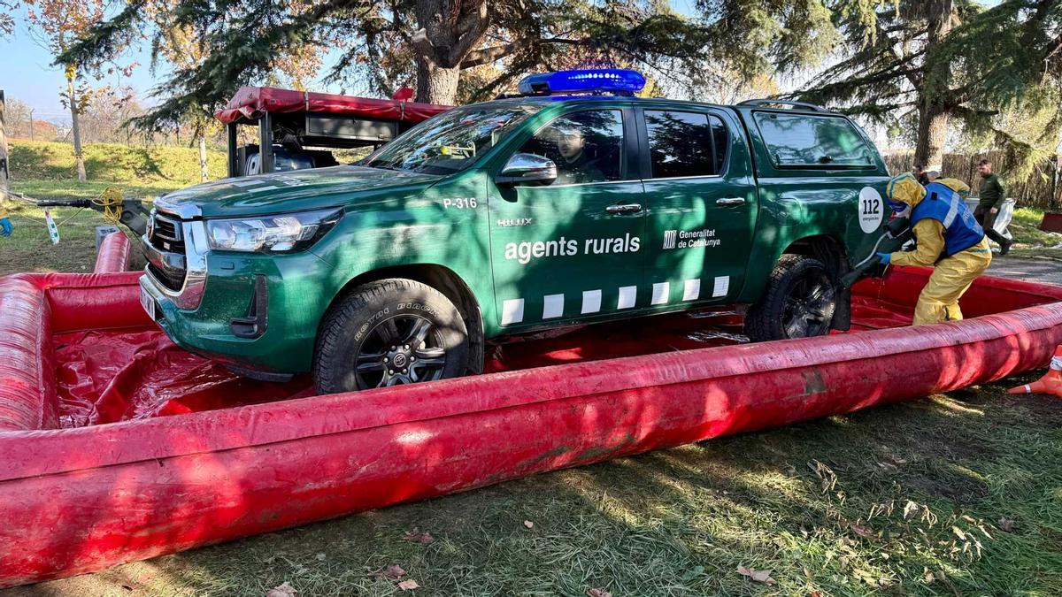 Agents de l'UME desinfecten un vehicle dels Agents Rurals.