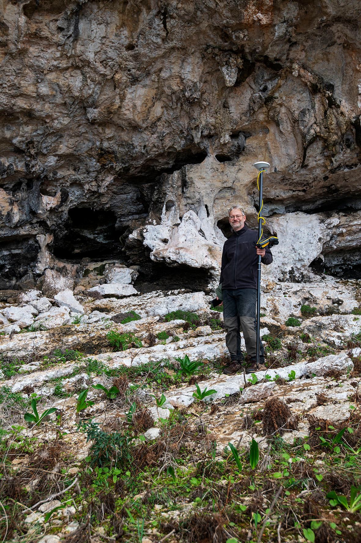 Las fotos de la misión francesa que ha descubierto cientos de inscripciones de soldados de Napoleón en una cueva de Cabrera