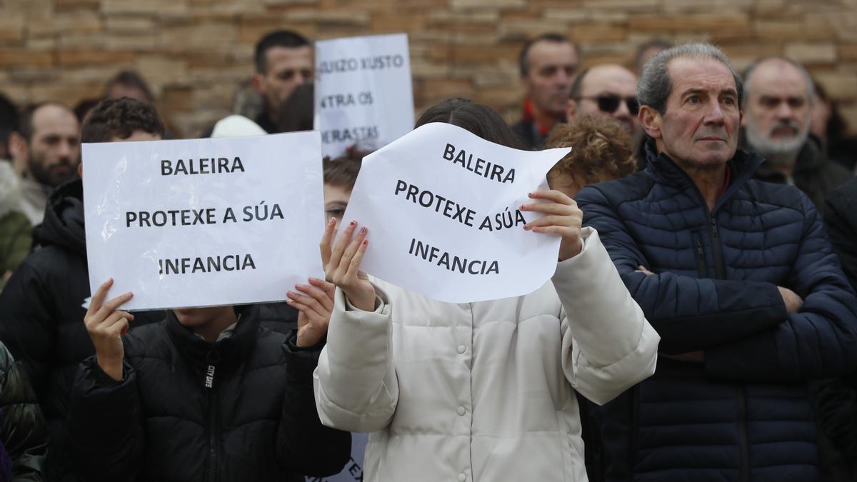 Concentración delante del Ayuntamiento de Baleira, Lugo, tras conocer los abusos sexuales que sufrió la menor durante años.