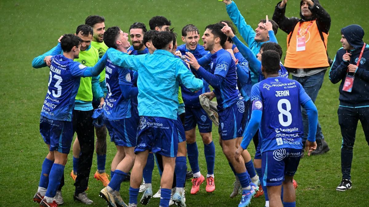 La plantilla del Ourense FC celebra el pase a la siguiente ronda tras imponerse al Oviedo.