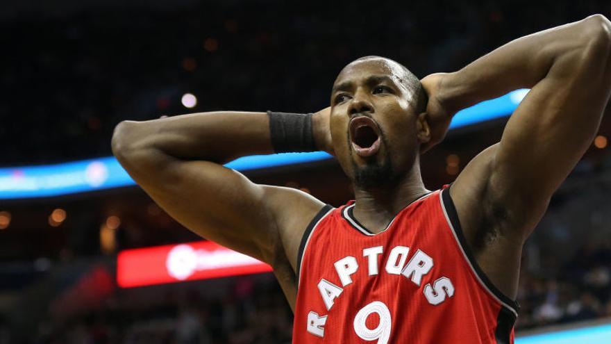 Serge Ibaka lidera la defensa de los Raptors.