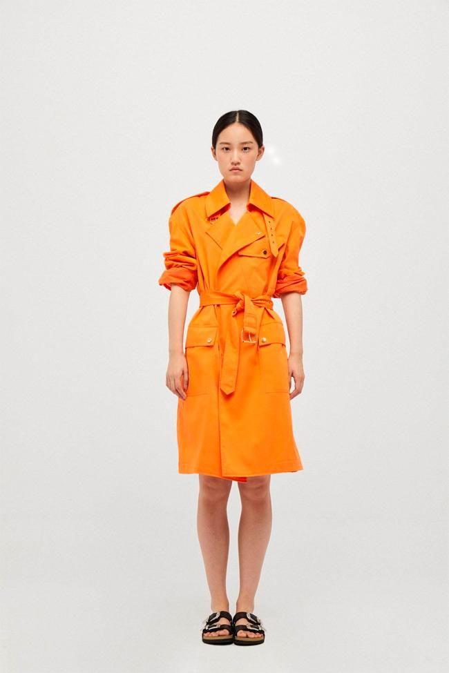 Gabardina naranja de Dolores Promesas