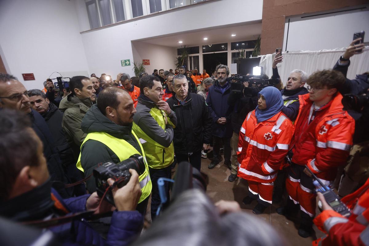 El consejero andaluz de Sanidad, Presidencia y Emergencias, Antonio Sanz, durante el dispositivo desplegado tras el accidente de Adamuz.