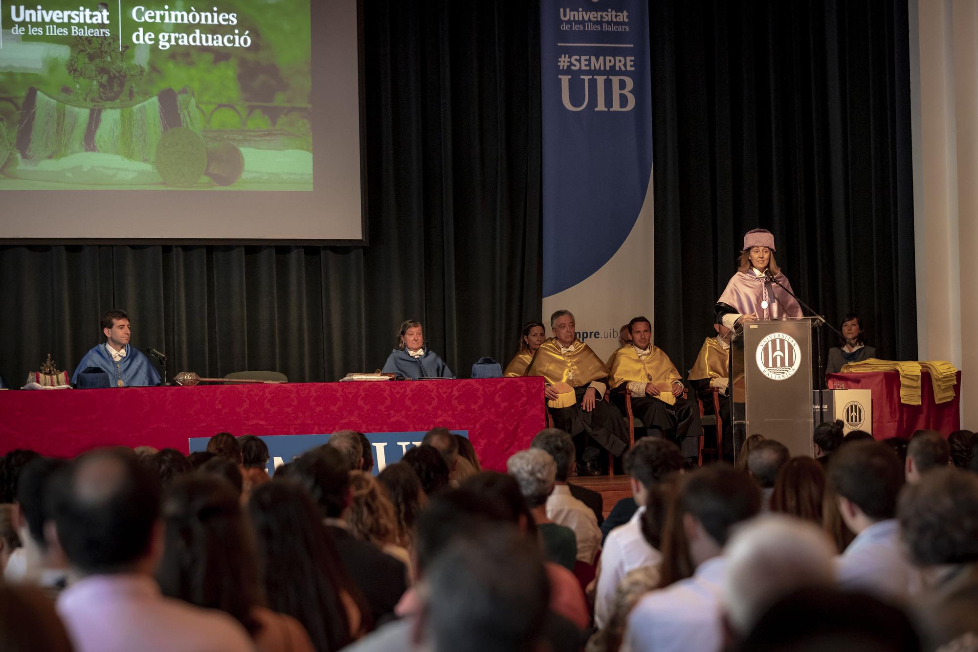 La UIB gradúa a una nueva hornada de 58 médicos en Mallorca: "Estudiar Medicina ha sido muy duro, pero gratificante"