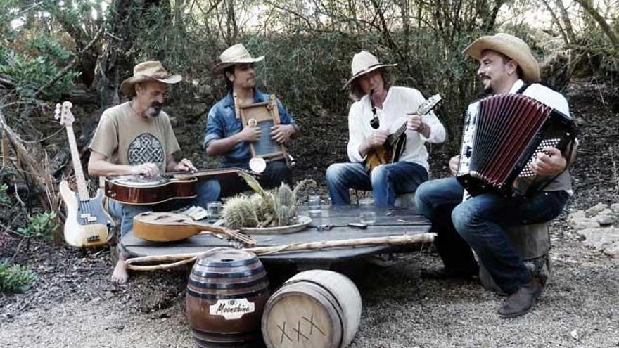 Los cuatro componentes de The Moonshine Band, en una divertida imagen promocional.