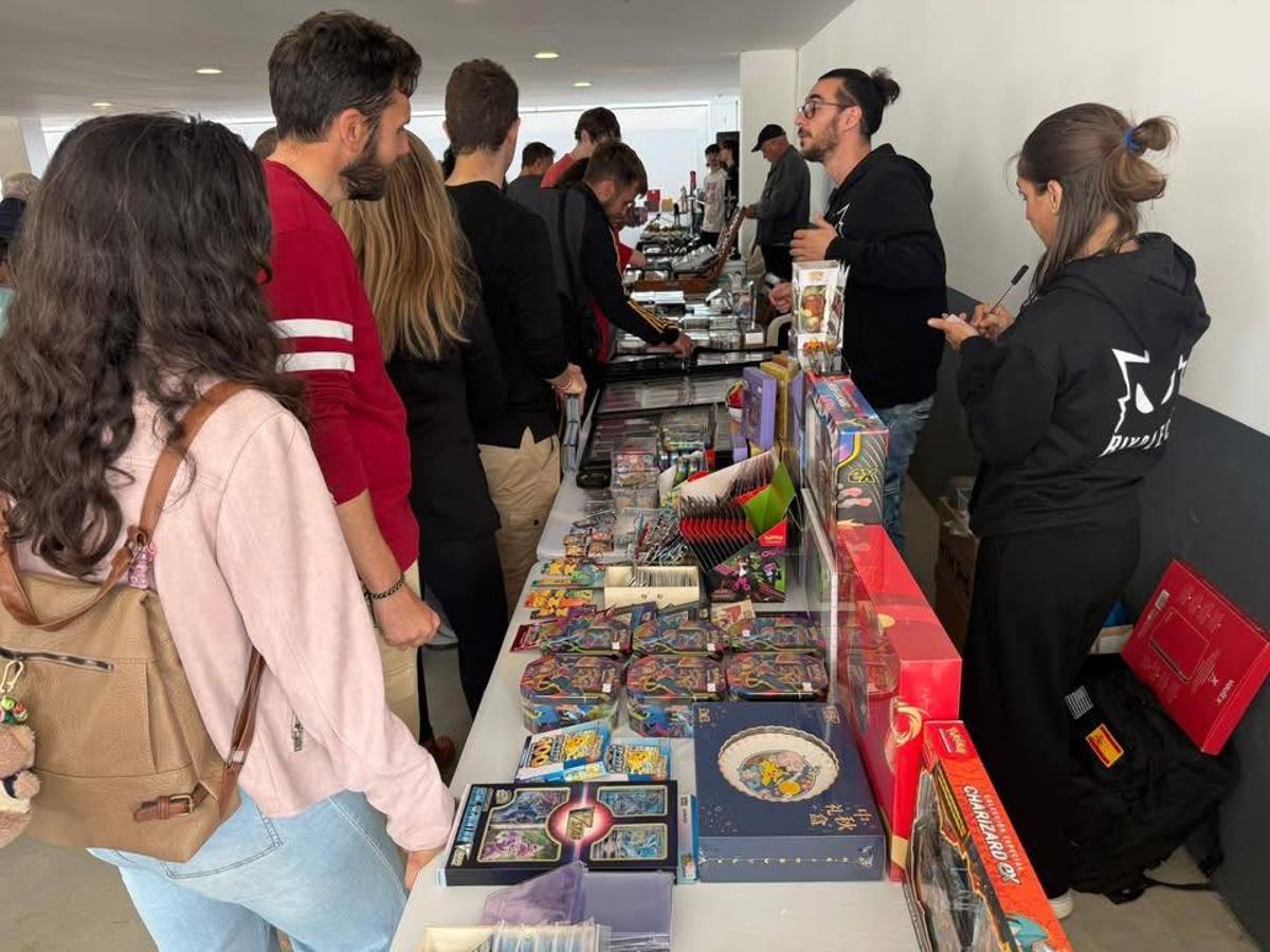 Visitantes, en el Mercado del Coleccionismo de Villanueva de la Serena.