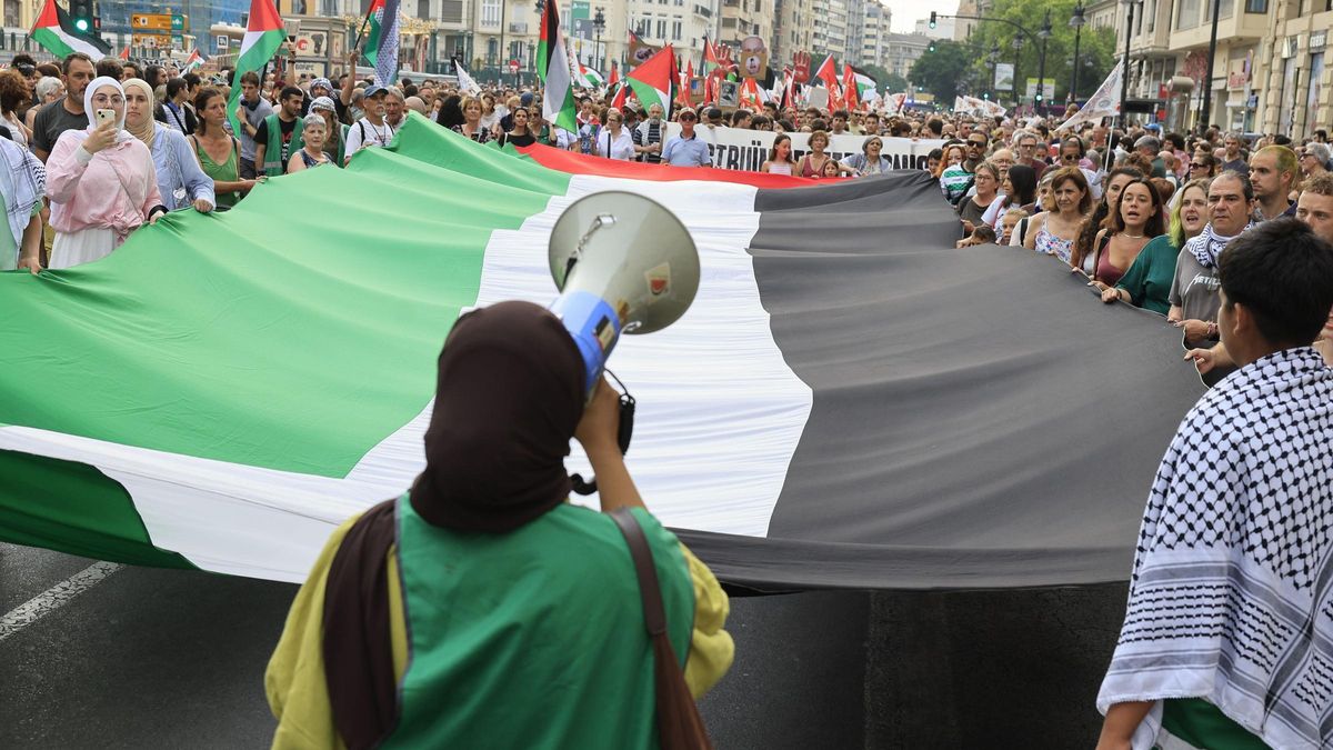 Gran bandera palestina desplegada en la manifestación.