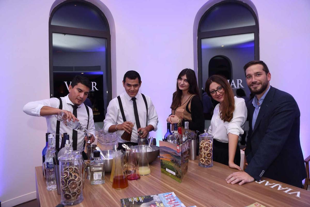 Víctor Muñoz, Laura Chaves y Chiara Merola, de Interface Tourism, con los cócteles de Fizz Bartenders maestros cocteleros.