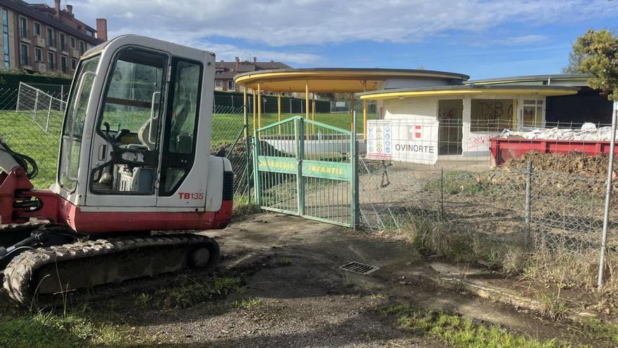 Los trabajos en la antigua guardería del Chas, en Viesques. | MARCOS LEÓN
