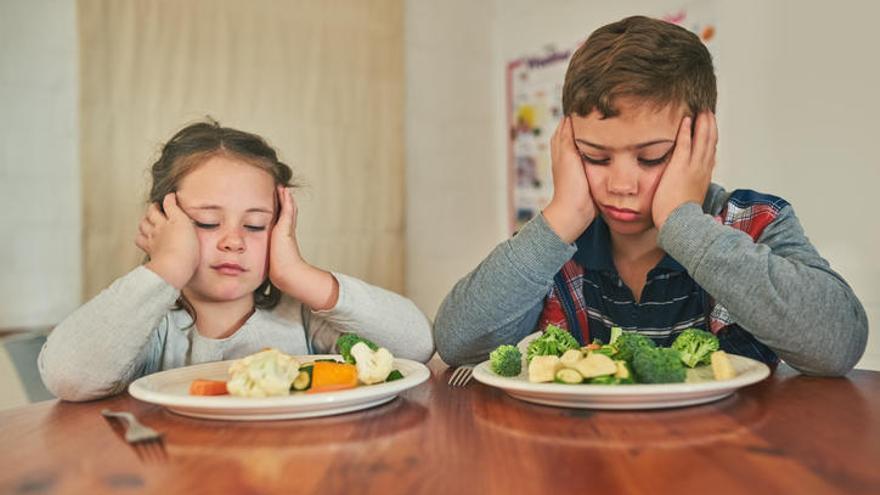 Niños con pocas ganas de comer verduras.