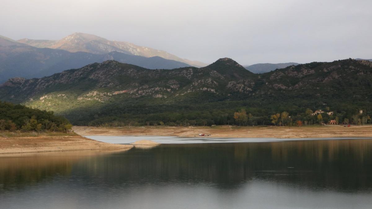 Pla general del pantà Darnius-Boadella a la zona de la presa.