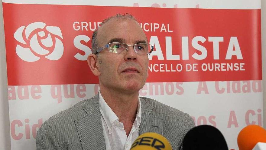 El portavoz del grupos socialista, Vázquez Barquero, durante su comparecencia. // Iñaki Osorio